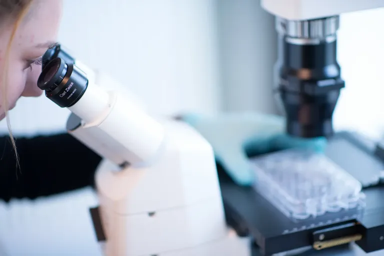 researcher-microscope