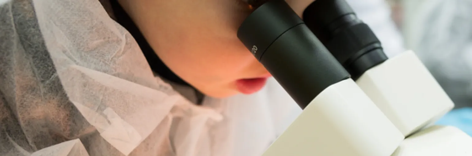 Wetenschap op stap kind en microscoop