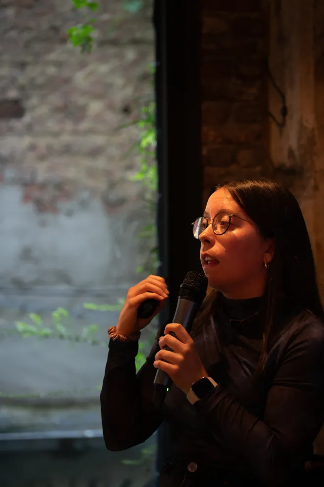 Júlia Faura Llorens presenting at Pint of Science