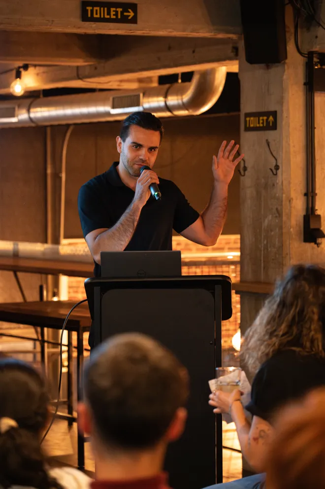 Gonzalo Leguia Fauro presenting at Pint of Science